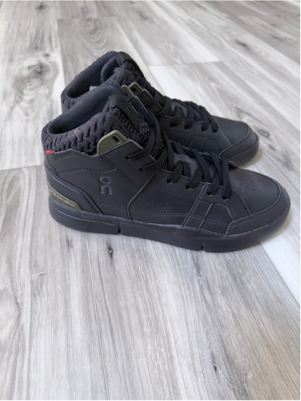 On Running The Roger Clubhouse Mid Sensa Womens 7.5 Black Camo Sneakers